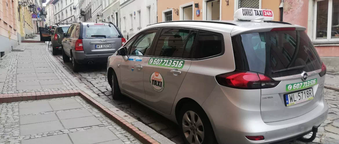 Taksówka zaparkowana w mieście